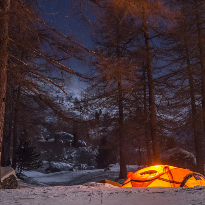 SLEEPING IN A TENT ON THE SNOW